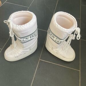 Icon White Moon Boots